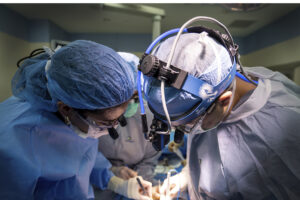 Dr. Sara Mendoza Crespo and Dr. Carlos Mery work on a heart transplant