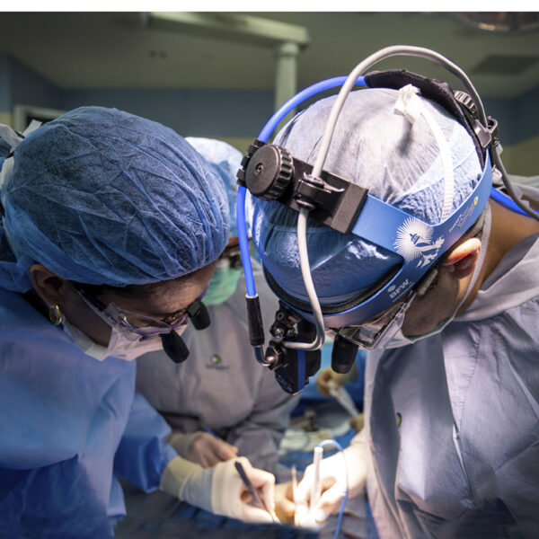 Dr. Sara Mendoza Crespo and Dr. Carlos Mery work on a heart transplant